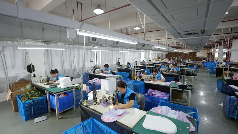 Elandmake sewing floor with flat-bed and post-bed machine lines